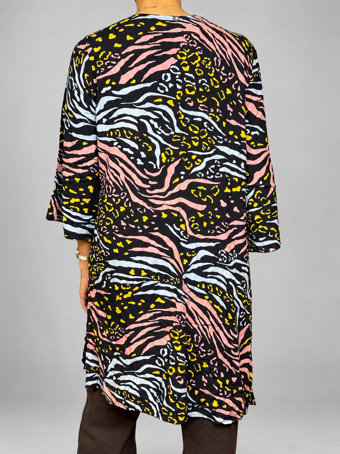 Kimono IO, vista posterior