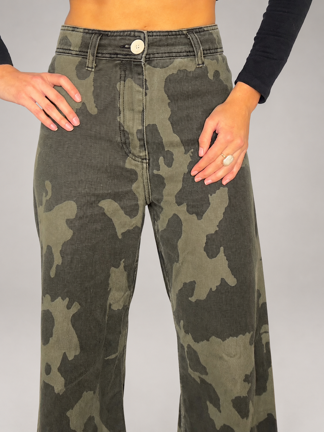 Pantalón ZARA Verde militar talla 38 - vista frontal