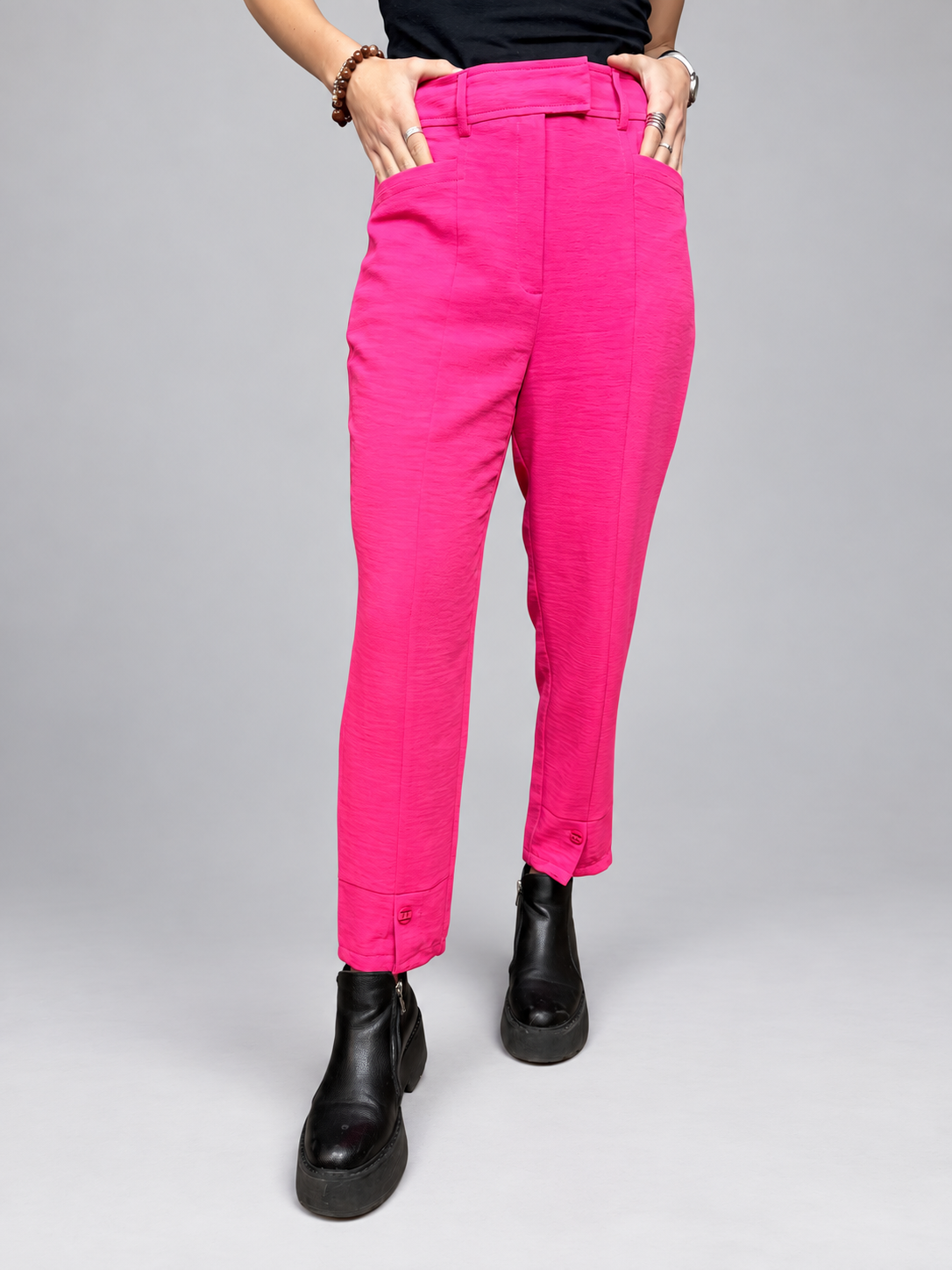 Pantalón IO, portada