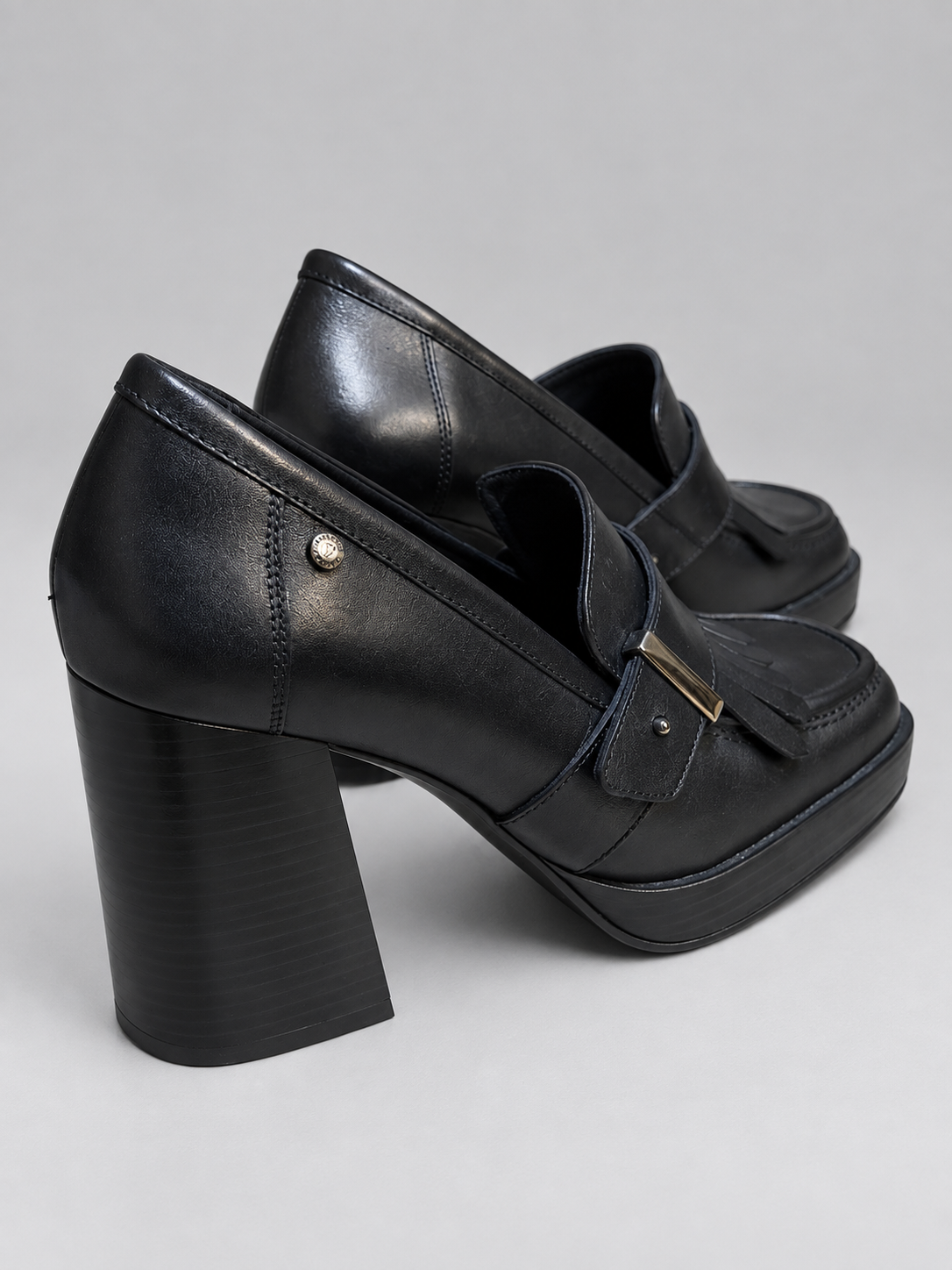 Calzado POLLINI talla 39 - detras